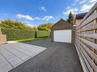 <p><strong>Op zoek naar een woning die u volledig naar eigen smaak kunt vernieuwen? Ontdek deze interessante kans, vlakbij het centrum van Wakken!</strong></p>
<p>Op een ruim perceel van maar liefst 1.127 m² bevindt zich deze woning met heel wat troeven en mogelijkheden. Dankzij de ligging nabij het centrum geniet u van een praktische woonomgeving, met winkels en dagelijkse voorzieningen binnen handbereik.</p>
<p>Binnenin biedt de woning heel wat ruimte om uw eigen woonideeën waar te maken. U beschikt over een ruime leefruimte, een ruime zitplaats, 3 slaapkamers en een aparte kinderkamer/bureau-ruimte. Daarnaast is er een afzonderlijke keukenruimte, een badkamer, een apart toilet en een kelder die extra bergruimte biedt.</p>
<p>De mooie, ruime tuin nodigt uit om te ontspannen, te tuinieren, … De aparte garage vormt bovendien een praktische meerwaarde.</p>
<p>Deze woning biedt u de kans om stap voor stap een thuis te creëren die volledig aansluit bij uw eigen wensen en stijl.</p>
<p>Om u alvast te inspireren, werden er foto’s toegevoegd die tonen hoe de woning er na opfrissing en renovatie zou kunnen uitzien.</p>
<p><u>ALGEMENE INFO:</u></p>
<ul>
<li>Gelegen vlakbij het centrum van Wakken</li>
<li>Ruim perceel van 1.127 m²</li>
<li>CV op mazout</li>
<li>EPC: 615 kWh/m² jaar</li>
<li>KI: € 508</li>
</ul>
<p>Indien u meer info of een bezoek wenst, contacteer immo-deal bv: 0486 72 70 73.</p>