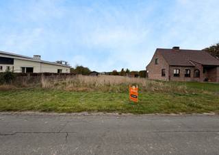 In de landelijke Veldstraat te Glabbeek bevindt zich deze prachtig gelegen bouwgrond van 10a 31ca, bestemd voor een vrijstaande ééngezinswoning...