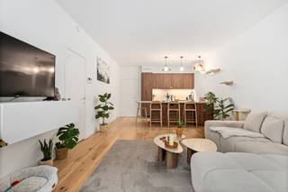 <h2><span>Licht, luxe en buitenleven aan de Slachthuissite</span></h2><p><span>Aan de Eugène De Plynstraat, in de nieuwe en groene Slachthuisbuurt, bevindt zich dit bijzonder lichtrijke appartement van 97 m² met twee slaapkamers en een royaal terras.</span></p><p><span>De leefruimte geniet dankzij de brede raampartijen van veel natuurlijk licht. De grote troef is zonder twijfel het terras, dat als een volwaardige uitbreiding van de woonkamer aanvoelt. Er is voldoende plaats voor een grote eettafel, een comfortabele loungehoek en extra groen. Van hieruit kijkt u uit over de fraai aangelegde binnentuin. Een rustige en groene omgeving midden in de stad.</span></p><p><span>De open keuken vormt het stijlvolle hart van het appartement. Warme fronten in notenhoutlook worden gecombineerd met strakke witte elementen, een licht werkblad met marmertekening, geïntegreerde toestellen en een ruime ontbijtbar. De designkraan maakt het geheel helemaal af.</span></p><p><span>Ook de rest van het appartement werd bijzonder doordacht ingericht. In de inkomhal bevindt zich een royale kastenwand op maat met geïntegreerde zitbank. Verder zijn er twee slaapkamers, een badkamer, een afzonderlijk toilet en praktische bergruimte.</span></p><p><span>Dankzij de vloerverwarming geniet u tijdens de winter van een aangename en gelijkmatige warmte. In de zomer zorgt de vloerkoeling voor extra wooncomfort, zonder storende radiatoren of klassieke aircotoestellen.</span></p><p><span>Bij het appartement hoort een prive kelderberging op niveau -1. De residentie beschikt bovendien over een lift.</span></p><p><span>De ligging combineert rust en stadsleven. Park Spoor Noord, het Eilandje, winkels, horeca, openbaar vervoer en belangrijke invalswegen bevinden zich vlakbij.</span></p><h3><span>Troeven</span><span><br />Royaalterras met zicht op de groene binnentuin<br />Veel natuurlijke lichtinval<br />Hoogwaardige open keuken met ontbijtbar<br />Vloerverwarming en vloerkoeling<br />Maatkasten met geïntegreerde zitbank<br />Badkamer en afzonderlijk toilet<br />Prive kelderberging<br />Lift aanwezig<br />Recent gebouw uit 2025</span></h3><p><span> </span></p><p><span>Contacteer ons voor meer informatie of een bezoek ter plaatse.</span></p>