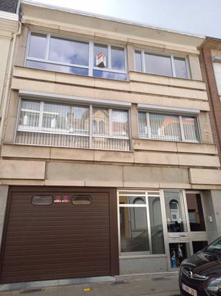 Te huur : app 110m² , 2de verdieping volledig gerenoveerd 2021. Vrij 1 juli 2026.<br />Hall met aparte WC. Ruime living 35m² en half open moderne keuken 9,6m².<br />Badkamer met lavabo en ligbad. Voorziening voor wasmachine en droogkast.<br />Grote slaapkamer 16m² met terras 6m² en bergkast. 2de slaapkamer 11,5m². Kelder .<br />Individuele CV ketel - meters voor gas - elektriciteit - water.<br />Vaste kosten 45€ : algemene kosten gebouw en 2 jaarlijkse keuring van de CV ketel.<br />Dicht bij het centrum en openbaar vervoer.<br />Te bezichtigen vanaf 11 april 2026 na afspraak. 0495 90 64 31 of 0486 37 42 87