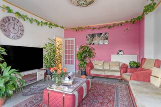 Achter deze klassevolle gevel bevindt zich dit uitermate LICHTRIJK en RUIM appartement (1°V) met 2 SLAAPKAMERS op prachtige locatie & met zicht op...