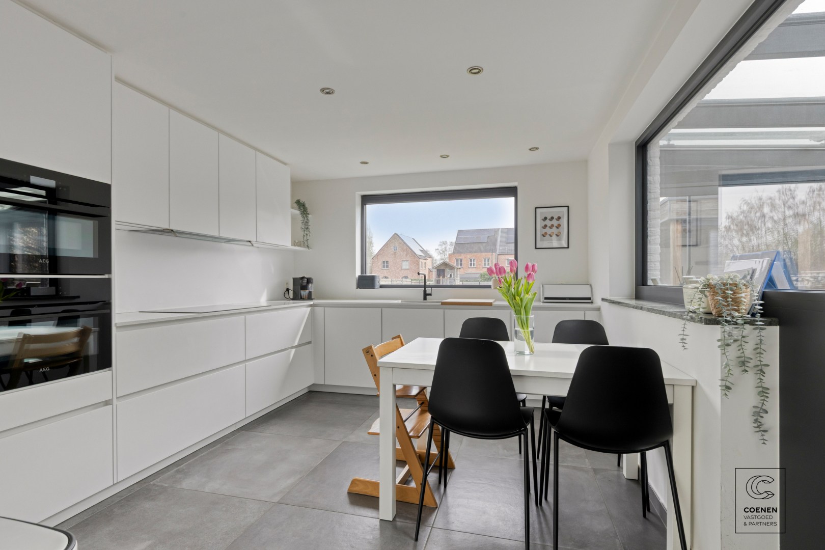 Instapklare woning met 5 slpks, schitterende tuin met zwembad dit op een gunstige ligging te Oelegem! - foto 5