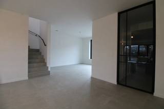 VOLLEDIG AFGEWERKTE en INSTAPKLARE halfopen BEN nieuwbouwwoning op 428m² Halfopen VOLLEDIG AFGEWERKTE BEN (E-peil max E10) nieuwbouwwoning gelegen...