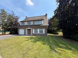 <strong>Ruime, statige villa met 4 slaapkamers en prachtige tuin – een unieke kans!</strong><br />Op zoek naar een woning met karakter, ruimte en eindeloos veel potentieel?<br />Deze statige villa biedt een solide basis voor wie droomt van een stijlvolle thuis die volledig naar eigen smaak kan worden opgefrist.<br />De woning beschikt over vier volwaardige slaapkamers, royale leefruimtes en een praktische indeling die tal van mogelijkheden biedt.<br />De vele raampartijen zorgen voor een aangename lichtinval en versterken het gevoel van ruimte.<br />Buiten geniet u van een zalige, groene tuin waar rust en privacy centraal staan.<br />Een ideale plek om te ontspannen, te tuinieren of gezellige momenten door te brengen met familie en vrienden.<br />Met haar authentieke uitstraling, ruime volumes en uitstekende renovatiemogelijkheden vormt deze villa de perfecte kans om er een warme gezinswoning of een elegante droomwoning te creëren.<br />Troeven:
<ul>
	<li>Statige villa met veel karakter</li>
	<li>4 ruime slaapkamers</li>
	<li>Royale leefruimtes</li>
	<li>Zonnige, groene en privacyvolle tuin</li>
	<li>Solide constructie met tal van mogelijkheden</li>
	<li>Op te frissen naar eigen smaak</li>
	<li>Ideaal voor gezinnen of liefhebbers van ruimte en charme</li>
</ul>
Laat u verrassen door de mogelijkheden van deze unieke eigendom en plan vandaag nog uw bezoek via angelo@immo-termote.be of 0497/429.446.