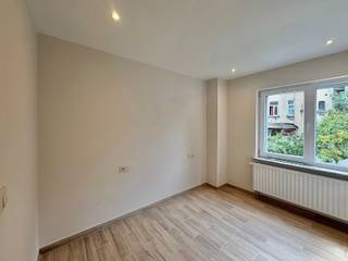 Vlak bij het Dudenpark en op een boogscheut van het Hoogte Honderdplein met al zijn winkels en openbaar vervoer, gelijkvloers appartement gelegen Oscar Van Goidtsenhovenlaan 83, volledig gerenoveerd, bestaande uit een lichtrijke leefruimte, een nieuwe ingerichte keuken met rechtstreekse toegang tot de tuin van ± 50 m², twee slaapkamers en een moderne badkamer met douche in terrazzo. Individuele gasketel en grote privékelder vervolledigen het geheel.<br />Verzorgde hedendaagse afwerking, levendige en vlot bereikbare buurt.<br />Onmiddellijk beschikbaar.<br />Liefde op het eerste gezicht gegarandeerd!