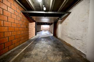 In de centraal gelegen Bel-époque wijk te Oostende op zucht van stadhuis en shopping vindt u dit volledig gerenoveerd parkeercomplex terug. Deze is onderverdeeld met een kelder-en gelijkvloers verdiep. Zo goed als nieuwbouw, maar aankoop onder registratierechten!<br /><br />Op de kelderverdieping bieden we nog één ruime en zeer toegankelijke garagebox aan van 18,03 vierkante meter<br /><br />De garagebox is voorzien van een lichtpunt, stopcontact en sectionale poort met afstandsbediening en codeklavier.<br /><br />Bezoek via eva@vastgoedvanhoye.be of 059/43.43.00 of 0499/36.17.37