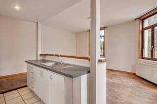 Bent u op zoek naar een studio op een uitstekende locatie in Sint-Amandsberg? <br />Dan is deze lichtrijke studio zeker een bezoek waard. <br /><br />INDELING:<br />De studio onderscheidt zich door haar atypische, maar praktische indeling. De open leefruimte met ingerichte keuken vormt het hart van de woonst en geniet dankzij de mooie houten plankenvloer en aangename lichtinval van een warme, gezellige sfeer. Daarnaast beschikt de studio over een aparte slaapruimte en een badkamer met douche, lavabo en hangtoilet. <br /><br />TROEVEN:<br />De studio is bovendien asbestveilig en beschikt over een conforme elektrische installatie, geldig tot 2050.<br />Het dak is geïsoleerd met 8 cm MW en de gevel is recent geïsoleerd met 6 cm EPS.<br />Het EPC-label C is opgemaakt voor de gevelrenovatie en isolatie.<br />Bij een nieuw EPC-attest, bekomt u ongetwijfeld een Label-B.<br /><br />TIP: als deze studio uw enige woning wordt en als u het compromis nog dit jaar ondertekend, dan kan u deze studio aankopen aan 2% registratierechten i.p.v. 3% volgend jaar! <br /><br />Kortom, een interessante kans voor starters, studenten, alleenstaanden of investeerders die op zoek zijn naar een compacte woonst en een vlotte bereikbaarheid.<br />Vrij bij akte!<br /><br />Voor meer informatie of een bezoek, bel Lisse: 0477 17 19 12 of mail naar lisse@cornelis-goeman.be<br />De vermelde oppervlakten zijn louter informatief en niet bindend.