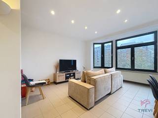 SCHAERBEEK, bordering Woluwe, near RTBF and the E40, close to public transport, in a small and very quiet building, pleasant UNFURNISHED apartment of ±70m² living space. It is composed as follows: bright living room of ±30m², fitted kitchen, night hall, bedroom of ±18m², bathroom, separate toilet and cellar. Measurements provided for information purposes only. EPC: G. Individual gas boiler present. Monthly service charge provision: €80 (common areas). Available on 01/02/2026! Also visit our Facebook page: https://www.facebook.com/Trevi.location.Est