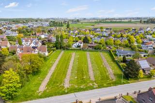 Bent u op zoek naar een ruim perceel om uw droomwoning te bouwen? Dan biedt Project Lissewegestraat in Uitkerke een unieke kans. Lot 5 is één van de twee nog beschikbare villaloten binnen dit project. Ook het naastgelegen lot 4 is nog te koop en wordt afzonderlijk aangeboden. Beide percelen zijn uitzonderlijk ruim, bouwrijp en bestemd voor open bebouwing.<br /><br />Villaloten van deze omvang komen slechts zelden op de markt in deze omgeving. Hier geniet u van een groene en residentiële omgeving, met winkels, scholen, openbaar vervoer en het centrum van Blankenberge op korte afstand. Ook de kust, de polders en de belangrijkste invalswegen zijn vlot bereikbaar, waardoor u geniet van een ideale combinatie van rust, ruimte en bereikbaarheid.<br /><br />Een extra troef is dat beide percelen bereikbaar zullen zijn via een private invalsweg, wat zorgt voor extra privacy, een veilige toegang en een exclusief karakter.<br /><br />Een van de grootste voordelen van deze bouwgronden is dat ze worden verkocht zonder bouwverplichting. U bent volledig vrij om uw woning te bouwen wanneer het u past, zo kunt u in alle rust uw droomwoning ontwerpen, volledig afgestemd op uw eigen smaak, woonwensen en levensstijl, met respect voor de geldende stedenbouwkundige voorschriften. Of u nu kiest voor een moderne villa of een tijdloze landelijke woning, u bepaalt zelf hoe uw toekomstige thuis eruit zal zien.<br /><br />Lot 5 in de Lissewegestraat biedt een unieke opportuniteit voor wie op zoek is naar een uitzonderlijk ruim perceel om een woonproject volledig naar eigen wens te realiseren. Ook lot 4 is nog afzonderlijk beschikbaar. Neem gerust contact met ons op voor plannen en meer informatie.<br /><br />
