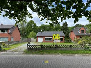 <p><span>Te renoveren woning met ruim perceel en tal van mogelijkheden interessant als renovatieproject of bouwgrond aan 6% btw</span></p><p><span>Deze woning met een volume van ca. 1.487 m³ is gelegen op een ruim perceel met een straatbreedte van ongeveer 20 meter en een diepte van ca. 75 meter. Dankzij de royale afmetingen biedt dit eigendom tal van mogelijkheden, zowel voor wie op zoek is naar een renovatieproject als voor wie een nieuwbouw wenst te realiseren.</span></p><p><span>De bestaande woning werd oorspronkelijk gebouwd in 1960 en deels gerenoveerd in 2007, waarbij onder andere het dak werd vernieuwd. In 2016 werden bijkomende werken uitgevoerd. Het pand dient verder gerenoveerd te worden, maar vormt een uitstekende basis voor wie graag naar eigen smaak vernieuwt. Daarnaast kan het perceel ook interessant zijn als bouwgrond voor afbraak en heropbouw, mogelijk aan het gunstige btw-tarief van 6% (onder voorbehoud van de geldende voorwaarden).</span></p><p><span>Via de inkomhal bereik je de leefruimte en eetkamer, afgewerkt met laminaatvloer. Aansluitend bevindt zich de keuken met kasten en praktische berging. Verder beschikt de woning over een badkamer met douche, lavabo en toilet, evenals twee slaapkamers.</span></p><p><span>Extra troeven zijn de veranda, de zolderruimte zonder vaste trap, een aparte garage en een ruim duivenkot van ca. 70 m².</span></p><p><span>Een eigendom met veel potentieel voor wie ruimte, mogelijkheden en een gunstige ligging weet te appreciëren.</span></p>