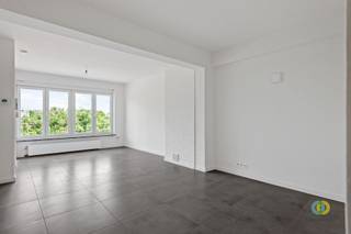 <p><span>In het hart van Vilvoorde, op een absolute toplocatie op wandelafstand van het station, wordt dit gerenoveerde appartementsgebouw te koop aangeboden. Het gebouw bestaat uit in totaal acht twee kamers appartementen, één drie slaapkamer appartement en twee garageboxen. Op het gelijkvloers bevindt zich een ruim appartement van 81 m². De daaropvolgende vier verdiepingen zijn telkens ingedeeld in een linker- en rechter appartement van respectievelijk 61 m² en 62 m², bereikbaar via de gemeenschappelijke trappenhal en lift.</span></p><p><span>Daarnaast beschikt het gebouw over meerdere private kelders en een algemene kelderruimte waar de individuele meters zijn ondergebracht. Elk appartement is bovendien uitgerust met een individuele verwarmingsketel, wat garant staat voor een efficiënte en autonome energievoorziening.</span></p><p><span>In 2024 werden </span><span>de</span><span> appartementen </span><span>op de verdiepingen </span><span>gerenoveerd in overeenstemming met de Vlaamse Wooncode, wat betekent dat de toekomstige eigenaar zonder zorgen kan genieten van een instapklaar en conform gebouw. Een bijkomende troef: alle negen appartementen zijn reeds verhuurd, wat zorgt voor een stabiele en aantrekkelijke huuropbrengst van maar liefst </span><span>€7.600 </span><span>per maand.</span></p><p><span>Dit gebouw combineert een uitstekende ligging met een hoog rendement en vormt zo een unieke investeringsopportuniteit in het centrum van Vilvoorde.</span></p><p><span> </span></p><p><span> </span></p>
