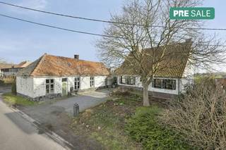 Are you looking for a home with character and potential? This charming farm for sale in Avelgem offers the perfect combination of space, peace and...