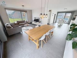 <h3><span>Instapklare, energiezuinige nieuwbouwwoning met 4 slaapkamers, tuin en terras</span></h3><p><span>In een rustige zijstraat van een recente en aangename woonwijk, op wandelafstand van het station van Appelterre, bevindt zich deze </span><span>moderne en instapklare nieuwbouwwoning (2020)</span><span>. Een ideale gezinswoning die comfort, ruimte en energiezuinig wonen perfect combineert.</span></p><p><span>Gelijkvloers</span><span><br />U wordt verwelkomd in een stijlvolle inkomhal met praktische inbouwkasten en een gastentoilet. De ruime en lichtrijke leefruimte sluit naadloos aan op de open, volledig uitgeruste keuken met aansluitende berging. Dankzij de grote raampartijen geniet u hier van een aangename lichtinval en een open gevoel.</span></p><p><span>Eerste verdieping</span><span><br />De nachthal geeft toegang tot </span><span>vier volwaardige slaapkamers </span><span>met inbouwkasten en een moderne badkamer, uitgerust met een ligbad, inloopdouche, lavabomeubel en toilet. Ideaal voor gezinnen of wie extra ruimte zoekt voor een bureau of hobbykamer.</span></p><p><span>Buitenruimte</span><span><br />Op het tuinniveau vindt u een </span><span>aangelegd terras en een onderhoudsvriendelijke tuin</span><span>, perfect om in alle rust te ontspannen of gezellig te genieten met familie en vrienden.</span></p><p><span>Troeven van deze woning</span></p><ul><li><span>EPC </span><span>label A+</span><span> uiterst energiezuinig</span></li><li><span>Verwarming via </span><span>warmtepomp met vloerverwarming</span></li><li><span>Zonnepanelen</span><span> aanwezig</span></li><li><span>Elektrische rolluiken</span></li><li><span>Regenwaterput van 5.000 liter</span></li><li><span>Rustige ligging in een nieuwe woonwijk</span></li><li><span>Vlotte bereikbaarheid en nabij openbaar vervoer</span></li></ul><p><span>Deze woning is volledig instapklaar en voldoet aan alle hedendaagse woonnormen.</span></p><p><span>Interesse?</span><span><br />Reageer via de advertentie voor meer informatie of een bezoek. Wij nemen graag zelf contact met u op om een afspraak in te plannen.</span></p>