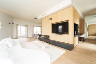 <p><strong>Opzoek naar een luxueuze penthouse op toplocatie? </strong></p>
<p>Opzoek naar een luxueuze penthouse op toplocatie? <br /><br />Tussen het charmante Zuid en het befaamde Nieuw Zuid, bevindt zich deze unieke penthouse op de 6e verdieping van het recente complex “The Residence”. <br />Tal van trendy restaurants, bars, winkels, de Vlaamsekaai en de gedempte Zuiderdokken maken van deze ligging een toplocatie!<br /><br />Ontdek deze schitterende penthouse met een indrukwekkend ruimtegevoel van ca 207 m² en een royaal terras van ca 72 m² met een prachtig uitzicht over de stad en de Schelde!<br /><br />Deze penthouse wordt bereikt door de lift die een directe toegang verleend in het appartement. <br />Hier wordt u verwelkomt in een zeer lichte en ruime leefruimte waar de grote raampartijen en hoge plafonds voor een overvloed aan natuurlijk licht zorgen. <br />De open keuken is tot in de puntjes afgewerkt met hoogwaardige materialen en voorzien van de beste toestellen. Deze is ook voorzien van coffee corner en een ingemaakte wijnkoeling. <br />Deze luxueuze penthouse maakt verder nog plaats voor 2 ruime slaapkamers. De master-bedroom beschikt over een ingemaakte dressing en een ensuite badkamer met een ligbad, inloopdouche en dubbele wastafel. De tweede kamer beschikt ook over volledig ingemaakte kasten en biedt toegang tot het terras. De tweede badkamer is voorzien van een inloopdouche en dubbele wastafel. <br /><br />Tot slot zijn hier 3 ondergrondse staanplaatsen te koop aan 50.000 EUR per autostaanplaats. <br /><br />Wenst u graag deze parel te bezoeken?<br />Contacteer LISTED: +32 3 283 51 51</p>