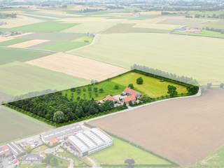 Met een adembenemend uitzicht op de Kemmelberg en het glooiende landschap van Heuvelland bevindt zich deze unieke vierkantshoeve in Dranouter op een eigendom van bijna 3 hectare.<br /><br />Deze karaktervolle eigendom biedt een zeldzame combinatie van wonen, recreatie en ondernemen op één uitzonderlijke locatie.<br /><br />De site omvat een volledig ingerichte vakantiewoning voor 8 personen, een tweede woongedeelte dat momenteel wordt uitgebaat als B&B met gastenkamers maar eveneens perfect kan dienen als ruime privéwoning, en een afzonderlijke werkplaats van ca. 200 m².<br /><br />Daarnaast beschikt het geheel over een schuur en paardenstallen, omringd door uitgestrekte weides en een privaat bos, wat zorgt voor maximale rust, privacy en een unieke beleving van het buitenleven.<br /><br />Dankzij de uitzonderlijke ligging geniet u hier dagelijks van panoramische vergezichten en de charme van het Heuvelland op zijn mooist.<br /><br />Een eigendom die ruimte, karakter en mogelijkheden op een unieke manier samenbrengt.<br /><br />✨ Troeven<br /><br />✔ Eigendom van bijna 3 hectare<br />✔ Prachtig zicht op de Kemmelberg <br />✔ stijlvolle afwerking met duurzame materialen<br />✔ Vakantiewoning voor 8 personen <br />✔ B&B met gastenkamers (ook als woning mogelijk) <br />✔ Werkplaats/loods van ca. 200 m² <br />✔ Schuur en paardenstallen <br />✔ Weides, bos en fruitboomgaard<br />✔ Uitzonderlijke ligging in Heuvelland<br /><br />📞 Interesse? Contacteer Thijs, Friedel of Nina:<br />📲 051 57 54 61<br />📧 thijs@grouptrybou.be | friedel@grouptrybou.be | nina@grouptrybou.be
