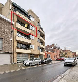 <p><span>Zeer goed onderhouden appartement in centrum Ieper</span></p><p><span>Het appartement omvat een inkomhal met apart toilet, gezellige woonkamer (40m²) met aansluitend terras en ingerichte keuken met berging.</span></p><p><span>Er is een slaapkamer met aansluitend de badkamer met dubbele lavabo, ligbad/douche en aansluiting voor een wasmachine.</span></p><p><span>Op het gelijkvloers is een gemeenschappelijk fietsenberging.</span></p><p><span>Syndickosten zijn reeds inbegrepen in de huurprijs.</span></p><p><span> </span></p><p><span> </span></p><p><span>Gelieve uw huurdersprofiel aan te maken ia onderstaande link: </span></p><p><span><span>https://clee.be/nl/app/kandidaat-stellen/0476526158/304e8c87-9dce-f011-8196-6045bda18f59</span></span><span> </span></p>