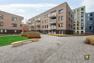 Welcome to this modern and bright apartment on the Left Bank with a cozy terrace. Upon entering the property, you immediately notice the light.The...