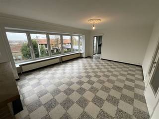 Ruim gerenoveerd appartement te huur - Inkom, toilet, licthrijke leefruimte, afzonderlijke keuken met toegang tot ruim terras. Drie...