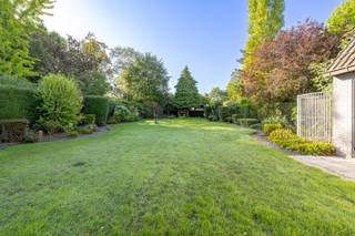 - Ideal location with easy access: Albrecht Rodenbachlaan 12 in Lauwe<br />- Spacious open building on a large plot (1,283 m²)<br />- Living space with open kitchen<br />- Cozy veranda<br />- 2 ground floor bedrooms<br />- 2 bedrooms on the first floor<br />- Bathroom with sink and shower/bath<br />- Basement<br />- Separate garage with driveway for 3 cars<br />- South-facing garden with terrace and plenty of storage space<br />- EPC: 387 kWh/m²/year, label D (no renovation obligation)<br />- From € 399,000