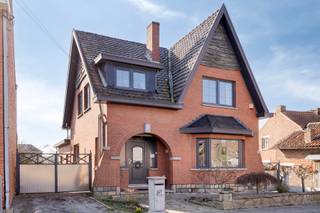 Vous cherchez un endroit où calme, espace et potentiel se rencontrent? À Niel, près de Saint-Trond, cette maison quatre façades située sur un...