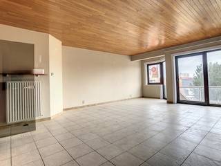 Dit appartement gelegen langs de Nieuwpoortsesteenweg in Mariakerke (Oostende) heeft een oppervlakte van 80 m². De ruime woonkamer met...