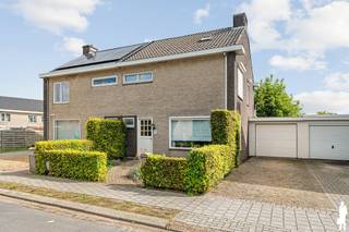 <p>Deze verzorgde halfopen gezinswoning is gelegen op een oost georiënteerd perceel van ca. 400 m² en biedt verrassend veel ruimte, licht en wooncomfort. Met 4 ruime slaapkamers, een aangename leefruimte, een praktische bijkeuken, inpandige garage en een volledig afgesloten tuin is dit een ideale woning voor gezinnen. De woning bevindt zich in een kindvriendelijke omgeving, op ca. 10 minuten van het centrum van Baarle-Hertog en op ca. 15 minuten van het centrum van Turnhout. Bovendien geniet de woning van een gunstige EPC-score van 245 kWh/m²/jaar en een conforme elektrische installatie.</p>
<p><strong>Indeling: <br /></strong>Via de inkomhal met vestiaire en apart gastentoilet betreedt u de woning. Van hieruit krijgt u toegang tot de ruime en lichtrijke leefruimte. Aan de straatzijde bevindt zich een gezellige zithoek met voldoende plaats voor een ruime salonopstelling. De oorspronkelijk buitenmuur werd als sfeervolle roomdivider behouden en vormt een mooi architecturaal element tussen de zithoek en de eetkamer. Achteraan bevindt zich de ruime eetkamer, waar u dankzij de grote raampartijen geniet van veel natuurlijk licht en een aangenaam zicht op de aangelegde tuin. De grote schuifpui zorgt voor een mooie verbinding tussen binnen en buiten en geeft rechtstreeks toegang tot het zonnige terras. Aansluitend bevindt zich de kwalitatief uitgevoerde keuken met maatwerkmeubilair, een natuurstenen werkblad, ruime opbergmogelijkheden en de nodige inbouwtoestellen. Dankzij de open verbinding met de leefruimte blijft u tijdens het koken steeds in contact met familie of gasten. Vanuit de keuken bereikt u een praktische voorraadkelder, ideaal voor extra stockage. Verder beschikt de woning over een ruime bijkeuken met voldoende plaats voor wasmachine en droogkast. Deze ruimte heeft zowel een rechtstreekse toegang tot de tuin als tot de inpandige garage, wat zorgt voor bijzonder veel praktisch comfort.</p>
<p><strong>Verdieping: <br /></strong>Op de eerste verdieping bevinden zich drie ruime slaapkamers, die allen voorzien zijn van rolluiken. De badkamer is uitgerust met een ligbad en praktische maatwerkkasten met geïntegreerde wastafel en spiegel. De vaste trap leidt verder naar de volledig afgewerkte zolderverdieping, waar zich de vierde slaapkamer bevindt. Dankzij de Veluxramen met verduistering geniet ook deze verdieping van aangenaam daglicht. Deze ruimte kan uiteraard ook perfect worden ingericht als hobbykamer, speelkamer of thuisbureau.</p>
<p><strong>Tuin:<br /></strong>De volledig afgesloten tuin is zuidwest georiënteerd en vormt een heerlijke plek om van de middag- en avondzon te genieten. Het ruime terras sluit rechtstreeks aan op de leefruimte en kijkt uit over de onderhoudsvriendelijke, mooi aangelegde tuin met onder meer een volwassen notenboom. Achteraan werd een extra gezellige zithoek gecreëerd bij het tuinhuis. Vanuit de tuin is er bovendien toegang tot het nabijgelegen speelpleintje, wat deze woning extra aantrekkelijk maakt voor gezinnen met kinderen. Dankzij de volledige omheining kunnen kinderen en huisdieren veilig buiten spelen. Het tuinhuis biedt voldoende plaats voor tuingereedschap, fietsen en speelgoed, terwijl de hondentoilet en compostzone discreet achter de beplanting werden geïntegreerd.</p>
<p><strong>Bijzonderheden:</strong></p>
<ul>
<li>4 ruime slaapkamers</li>
<li>Instapklaar en verzorgd</li>
<li>Lichtrijke en verrassend ruime woning</li>
<li>Hedendaagse en sfeervolle inrichting</li>
<li>Inpandige garage</li>
<li>Praktische bijkeuken en voorraadkelder</li>
<li>Oost georiënteerd perceel van ca. 400 m²</li>
<li>Volledig afgesloten en onderhoudsvriendelijke tuin</li>
<li>Rechtstreekse toegang tot speelpleintje</li>
<li>Kindvriendelijke en rustige woonomgeving</li>
<li>Gunstige EPC-score van 245 kWh/m²/jaar</li>
<li>Elektrische installatie conform</li>
<li>Ca. 10 minuten van Baarle-Hertog en ca. 15 minuten van Turnhout</li>
</ul>