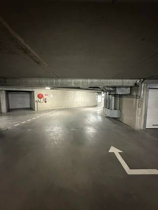 Deze garagebox is gelegen in een afgesloten gebouw genaamd "Residentie Zeezicht", gelegen aan de Zeedijk van Mariakerke.De garage is gelegen op...