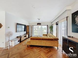 Statige bungalow gelegen op de Grote Baan te Lievegem. De woning is gelegen op een perceel van 990m² en beschikt over 182m² bewoonbare oppervlakte...