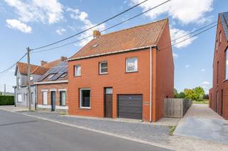 - Maison ouverte au centre de Moorslede : Beitemstraat 5<br />- Grand terrain de 860 m²<br />- Séjour avec cuisine attenante<br />- 3 chambres<br />- Grenier avec possibilité de créer une chambre supplémentaire<br />- Salle de bains avec douche et lavabo<br />- Grand jardin avec terrasse, accessible par le côté<br />- Garage intégré et allée pour 2 voitures<br />- Étiquette énergétique F (UC : 3931575, obligation de rénovation applicable)<br />- Prix indicatif : 249.000 €