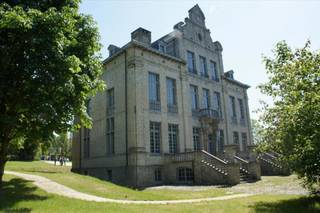 Prachtig gerenoveerd kasteel langsheen de Woluwelaan. Staat op socio culturele zone, kantoren mogelijk alsook activiteiten zonder overlast...