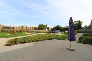 Perfect onderhouden en instapklare serviceflat op de 3de verdieping van Residentie 'Hof ter Leie' in het centrum van Wevelgem. De residentie beschikt over een centrale cafetaria/ontmoetingsplaats met een mooi aangelegde tuin op het binnenplein. Deze ruime flat (75 m2 woonoppervlak) is voorzien van een eigen geïnstalleerde keuken, ruime living , aparte slaaphoek/bureauruimte, wasplaats/berging, slaapkamer en comfortabele badkamer. Er is tevens aan aangenaam privéterrasje. Een ondergrondse autostaanplaats is inbegrepen. Assistentiebel/videofonie is aanwezig alsook de basisdienstverlening maar daarnaast ook heel wat extra optionele faciliteiten zoals maaltijdservice, schoonmaak, mogelijkheid tot boodschappendienst,…). Interessant voor eigen bewoning of als investering. Aankoop onder registratierechten. Grondaandeel via Erfpacht (geen onroerende voorheffing te betalen).