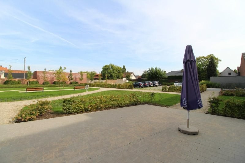 Ruime serviceflat met terras en autostaanplaats - foto 3