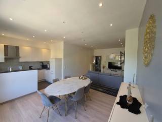 Dit volledig gerenoveerde appartement van 73 m² bevindt zich op de tweede en bovenste verdieping van een kleinschalig gebouw, waardoor u geniet van maximale rust en privacy.
Het appartement onderging een volledige renovatie, inclusief keuken, badkamer, vloeren en technieken, waardoor het vandaag een moderne, frisse en instapklare woonruimte vormt. Ideaal voor wie zonder zorgen wil verhuizen.
De centrale inkomhal brengt u naar de gezellige leefruimte met veel natuurlijk licht en een open keuken die zorgt voor een ruimtelijk gevoel. Er zijn twee volwaardige slaapkamers, waarvan één momenteel ingericht is als bureau/dressing, perfect voor thuiswerk, extra opbergruimte of als 2e slaapkamer.
➕️ Extra pluspunten: u beschikt over twee privatieve droge kelderbergingen die samen zorgen voor 7,5 m² extra opbergruimte. Bovendien zijn er geen vaste maandelijkse kosten, aangezien het gebouw geen syndicus heeft, een zeldzame en aantrekkelijke troef.
Dit instapklaar appartement is een slimme investering of een ideale eerste thuis.
🚗 Er is bovendien een garagebox beschikbaar, twee huizen verder in de straat, die optioneel kan worden aangekocht voor €27.500.
📱 Contacteer mij via WhatsApp of telefoon op +32499159143 voor meer informatie of om een bezoek in te plannen.
• 73 m²
• 2 slaapkamers
• Volledig gerenoveerd
• Instapklaar
• Bovenste verdieping
• 2 privatieve kelders
• Geen vaste kosten (geen syndicus)
• Mogelijkheid tot aankoop garagebox