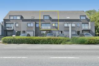 Dit ruime en lichtrijke duplexappartement in Eernegem biedt een comfortabele indeling en alle ruimte voor een gezin of wie graag royaal woont.<br /><br />Op de eerste verdieping bevindt zich een gezellige leef- en eetruimte met aansluitend een open, volledig ingerichte keuken. Naast de keuken is er een praktische berg- en wasruimte. Verder vind je op deze verdieping de eerste slaapkamer met aansluitende badkamer, voorzien van een douche en lavabo. In de inkomhal is een apart gastentoilet aanwezig. Bovendien beschikt het appartement over twee aangename terrassen, zowel aan de voor- als achterzijde, zodat je op elk moment van de dag van de buitenlucht kunt genieten.<br /><br />De duplexverdieping omvat nog twee ruime slaapkamers, een extra berging en een tweede, volledig uitgeruste badkamer met ligbad, douche, lavabo en toilet.<br /><br />Bij het appartement horen bovendien een ondergrondse garage en een bovengrondse staanplaats, wat zorgt voor extra comfort en parkeergelegenheid. Daarnaast beschikt het gebouw over een gemeenschappelijke fietsenberging in de ondergrondse garage.<br /><br />Kortom, een ruim en praktisch ingedeeld appartement op een gunstige ligging in Eernegem, ideaal voor wie op zoek is naar comfortabel wonen met alle nodige voorzieningen binnen handbereik. Het gebouw is niet uitgerust met een lift.<br /><br />Centrale verwarming op aardgas - Maandelijkse huurprijs: €950,00 - Gemeenschappelijke kost: €40,00 - Garage inbegrepen - Gemeenschappelijke fietsenberging - Beschikbaar vanaf 01/09/2026 - EPC 98 kWh/ (m² jaar) - label A - Ref. OU29092.