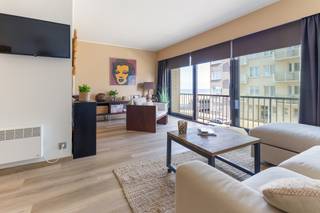 <p>Charmant appartement in Sint-Idesbald met breed lateraal zeezicht en balkon.</p>

<p> </p>

<p>Dit recent gerenoveerde appartement bevindt zich in het centrum van Sint-Idesbald, op wandelafstand van de zee, winkels en openbaar vervoer. Dankzij het brede laterale zeezicht geniet u dagelijks van een open en aangenaam zicht op het water. Het appartement beschikt over een praktische indeling met een lichtrijke leefruimte, slaaphoek en een gezellig balkon waar u volop van de zeelucht kunt genieten. Eeen uitgeruste keuken met combi-oven, vaatwasser en frigo. De centrale ligging in een toeristische zone maakt dit pand interessant als tweede verblijf of investering aan de kust. Een instapklaar appartement op een gegeerde locatie nabij strand en duinen.<br />prijs is inclusief meubelen!<br />Tevens is het appartement beschikbaar via de ondergrondse garage (perfect voor laden en lossen) ! </p>

<p>Belangrijkste ruimtes:<br />• Lichtrijke living met aangenaam lateraal zeezicht<br />• Functionele keuken<br />• Slaaphoek geïntegreerd in de leefruimte<br />• Badkamer met praktische indeling<br />• Apart toilet<br />• Berging voor extra opbergruimte<br />• Balkon om te genieten van de buitenlucht en het uitzicht<br />• Inkomhal met vlotte toegang tot de verschillende ruimtes</p>

<p> </p>

<p>Troeven:<br />• Breed lateraal zeezicht<br />• Recent gerenoveerd appartement<br />• Balkon op topligging nabij zee en centrum</p>

<p> </p>

<p>Neem vandaag nog contact op met je ERA-makelaar voor een bezoek.</p>

<p> </p>

<p>JOUW DROOMAPPARTEMENT. ZO GEVONDEN!</p>