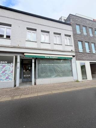 HANDELSRUIMTE VAN ONGEVEER 170 M2<br />geschikt als KANTOOR / WINKEL / VRIJ BEROEP / PRAKTIJK.....<br />eventueel <strong>gelijkvloers appartement van te maken</strong> met tuin <br />Kan gekocht worden zonder achterliggende ruimte <br />EPC F ( doordat er geen verwarming aanwezig is
