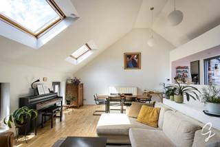 <p><strong>Située dans un emplacement de premier choix, à quelques pas de Portus Ganda et du centre historique de Gand, cette maison entièrement rénovée (rénovation en 2009) est une véritable opportunité.</strong></p>
<p>Cette habitation économe en énergie allie tout le confort moderne à un excellent <strong>PEB de classe B</strong>. Grâce à une installation électrique conforme, des finitions de qualité et un agencement fonctionnel, vous pourrez vous y installer immédiatement en toute sérénité.</p>
<p>Avec une surface habitable de <strong>169 m²</strong>, cette maison offre un espace de vie particulièrement généreux.</p>
<p><strong>AGENCEMENT :</strong><br />Au rez-de-chaussée, vous trouverez un hall d'entrée, un local à vélos pratique, une buanderie, des toilettes invités ainsi qu'une première chambre ou un bureau donnant accès à une agréable terrasse.</p>
<p>Le premier étage comprend deux grandes chambres et une spacieuse salle de bains équipée d'une baignoire, d'une douche à l'italienne, d'un double lavabo et d'un deuxième WC.</p>
<p>Au dernier étage, vous profiterez d'un séjour lumineux avec cuisine ouverte, donnant accès à une seconde terrasse ensoleillée avec espaces de rangement.</p>
<p><strong>LES ATOUTS :</strong></p>
<ul>
<li>PEB B</li>
<li>Électricité conforme</li>
<li>Grande cave</li>
<li>Possibilité d'installer ultérieurement un ascenseur privatif grâce à une gaine technique déjà prévue.</li>
</ul>
<p>En installant des panneaux solaires, il est possible d'obtenir un <strong>PEB A</strong> !</p>
<p><strong>UN ATOUT MAJEUR : L'EMPLACEMENT !</strong><br /><strong>Mobiscore : 9,4/10 !</strong><br />Cette maison bénéficie d'une situation exceptionnelle à Gand, à proximité immédiate des commerces, restaurants, écoles, transports en commun et de toutes les commodités, accessibles à pied ou à vélo.</p>
<p>Pour plus d'informations ou pour organiser une visite, contactez <strong>Marianne</strong> au <strong>0478 38 12 88</strong>.</p>
<p>Les superficies mentionnées sont données à titre indicatif et n'ont aucune valeur contractuelle.</p>