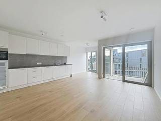 Project Kolenkaai staat voor ruim wonen in alle comfort en stijl. De kwalitatieve en hedendaagse afwerking met oog voor detail zie je én voel je elke dag. Voor Kolenkaai werd een Energy Service Company (ESCO) opgericht. Daarmee passen we innovatieve en duurzame hernieuwbare-energietechnieken toe. Zo worden de gebouwen verwarmd en passief gekoeld met warmtepompen die hun energie onder andere uit een BEO-veld halen. <br /><br />Het appartement bevindt zich op de tweede verdieping en geniet van een aangename lichtinval. De leefruimte met parketvloer sluit naadloos aan op de open keuken, die is uitgerust met een keramische kookplaat, combi-oven, koelkast met diepvriesvak en vaatwasser. Vanuit de leefruimte heeft u toegang tot het terras, waar u in alle rust kunt genieten van het buitenzijn.<br /><br />Verder beschikt het appartement over twee slaapkamers, een praktische berging met aansluiting voor een wasmachine, een badkamer met douche en een afzonderlijk gastentoilet.<br /><br />Indeling:<br />- Lichtrijke Woonkamer<br />- Open keuken<br />- 2 Slaapkamers <br />- Badkamer met inloopdouche<br />- Zonnig terras<br /><br />Algemeen:<br />- Huurprijs: € 1.175,00 per maand<br />- Provisie gemeenschappelijke delen: € 75,00 per maand <br />- Provisie eigen verbruik (warm water + verwarming): € 100,00 per maand <br /><br /><br />De snelste manier om een bezoek te brengen aan dit pand? Vraag je bezoek aan via de roze knop op onze website (www.dewaele.com) en je wordt gecontacteerd door onze verhuurexpert Broes.<br /><br />Telefonisch kunnen er geen afspraken gemaakt worden. Bij andere vragen kun je ons telefonisch contacteren via 050 444 999.<br /><br />Deze AI-visualisaties zijn bedoeld als inspiratie. Er werd geen rekening gehouden met technische specificaties, stedenbouwkundige voorschriften of de concrete mogelijkheden tot realisatie.