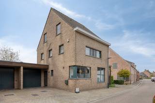 This house has the following layout:GROUND FLOOR:- Entrance hall on tiled floor with access to the garage & living areas.- Living room with access...