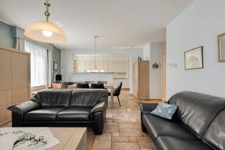 Op zoek naar een appartement gelegen in een rustige straat, maar toch met een uitstekende bereikbaarheid? Dit schitterende halfopen appartement met een subliem EPC A-label staat nu te koop in Deurne. Gelegen aan de rustige Nieuwe Donk, combineert deze woonst het comfort van een moderne indeling met een strategische ligging nabij belangrijke invalswegen en het prachtige Rivierenhof.<br /><br />Dit unieke appartement te koop blinkt uit in energiezuinigheid en modern wooncomfort. Dankzij een Mobiscore van maar liefst 9/10 geniet u hier van een vlotte verbinding, terwijl de nabijheid van de groene long van Antwerpen zorgt voor de nodige ontspanning. Het gebouw is uitgerust met een lift en beschikt over een gezamenlijke fietsenstalling op de gelijkvloerse verdieping.<br /><br />Indeling van het appartement:<br />- Lichtrijke en open leefruimte met directe toegang tot het terras<br />- Volledig ingerichte open keuken<br />- Praktische, aparte berging aansluitend aan de keuken<br />- Twee volwaardige slaapkamers<br />- Apart toilet<br />- Ruime en comfortabele badkamer<br /><br />Troeven van dit appartement te koop in Deurne: <br />- EPC: 89 kWh (A) <br />- Mobiscore 9/10<br />- Lage gemeenschappelijke kosten (110 €/maand) <br /><br />Bent u geïnteresseerd in dit vastgoed te koop in Deurne? Aarzel dan niet om ons te contacteren. Het Dewaele vastgoedkantoor van Deurne aan de Turnhoutsebaan staat graag tot uw dienst. Had u graag een gratis schatting van uw eigendom? Bel ons voor een vrijblijvend gesprek op 03/666.66.66 of mail naar deurne@dewaele.com<br /><br />Bestuursmaatregelen in het maatregelenregister: nee