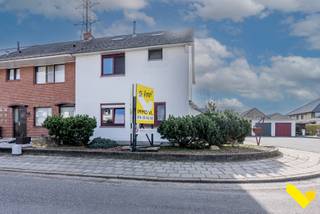 Gezellige woning in rustige, doodlopende straat!Deze charmante woning is rustig gelegen in een doodlopende straat.Via de inkomhal betreden we de...