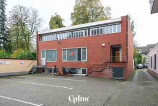 Prima gelegen praktijkruimte nabij station Gent Sint-Pieters. Vlot te bereiken met het openbaar vervoer en de wagen. De praktijkruimte kan gebruik maken van parkeerplaats op het terrein. <br /><br />In de groepspraktijk zijn er reeds meerdere disciplines gevestigd zoals een kinesist, osteopaat, psycholoog en een huisarts. Deze praktijkruimte leent zich ideaal voor een diëtist, podoloog, psychiater…<br />De praktijkruime zelf bevindt zich op het souterrain en geniet toegang van enerzijds de algemene ingang van de groepspraktijk en anderzijds een aparte ingang. <br /><br />Huurprijs: € 500,00/ maand<br />Algemene kosten: € 100,00/ maand (gas, elektriciteit, water, internet, onderhoud toiletten, parking)<br />Type contract: gemeen recht<br />Waarborg: 3 maanden<br />Beschikbaar: onmiddellijk<br /><br />Voor de registratie van uw bezoek gelieve het kantoor te contacteren op 09 221 51 20 of via info@c-plus.be