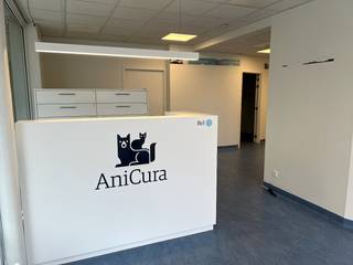 Handelsgelijkvloers van +/- 100m² + kelder te huur in het centrum van Halen, Koepoortstraat 9.De ruimte is gelegen in een hoekpand met veel...