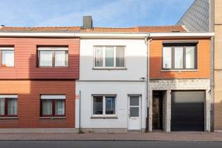 Deze gezellige starterwoning bevindt zich op een centrale en goed bereikbare locatie, met winkels, scholen en openbaar vervoer in de nabije omgeving. Je woont hier rustig, maar toch met alle voorzieningen binnen handbereik — ideaal voor wie comfort en bereikbaarheid belangrijk vindt.<br /><br />Bij het binnenkomen word je ontvangen in de inkomhal, van waaruit je via een deur de sfeervolle zitkamer binnenstapt. Deze ruimte is afgewerkt met een mooie parketvloer en geniet dankzij de grote ramen van veel natuurlijke lichtinval, wat meteen zorgt voor een warme en uitnodigende sfeer. De zitkamer loopt door naar de eetkamer, die eveneens baadt in het daglicht. Deze lichtrijke ruimte vormt het centrale punt van de woning en biedt voldoende plaats voor een eettafel. Hier bevindt zich ook de trap naar de bovenverdieping, wat zorgt voor een vlotte en logische circulatie.<br />Aansluitend kom je in de keuken, die praktisch is ingericht en uitgerust met een oven en veel kastruimte. Deze ruimte is voorzien van een tegelvloer, net als de achterliggende badkamer. De badkamer beschikt over zowel een bad als een aparte douche en is afgewerkt met een lavabo en lavabomeubel. Het aparte toilet, eveneens met deur, biedt extra privacy en comfort.<br /><br />Op de bovenverdieping bevinden zich twee volwaardige slaapkamers, allebei afgewerkt met parket en ruim genoeg voor een dubbel bed, kasten en eventueel een bureau. De warme vloerafwerking en het praktische formaat maken deze kamers veelzijdig inzetbaar — ideaal als master bedroom, kinderkamer, hobbyruimte of thuiskantoor.<br /><br />Hoewel het EPC van 337 (label D) ruimte laat voor verbetering, biedt dit pand veel potentieel voor wie graag zelf moderniseert en de woning verder wil afwerken naar eigen smaak. Dankzij de charmante uitstraling, de logische indeling, de mooie lichtinval en het gezellige karakter vormt dit huisje een ideale starterswoning voor singles of koppels.