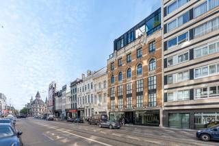 <p><br />Ontdek dit uitzonderlijke penthouse, gelegen in een karaktervolle residentie in het voormalige gebouw van Piano Anthonis. Het pand werd in 2006 herontwikkeld door de gerenommeerde architect Vincent Van Duysen en intern volledig gerenoveerd. Het resultaat is een unieke mix van authentieke charme en eigentijdse architectuur.</p>
<p>Bij binnenkomst via de gemeenschappelijke poort ervaart u meteen de grandeur van dit gebouw met slechts 7 appartementen. De originele trappenhal is zorgvuldig bewaard gebleven en de authentieke lift is volledig in ere hersteld. Bovendien is er een tweede moderne lift voorzien.</p>
<p>Uniek woonconcept</p>
<p>Dit penthouse werd in 2006 ontworpen als eigentijdse uitbreiding bovenop het oorspronkelijke dak. Dankzij de vrijstaande betonskeletbouw en de royale glaspartijen geniet u hier van een overvloed aan natuurlijk licht.</p>
<p>De lift met sleutelbediening brengt u rechtstreeks naar het appartement, dat de volledige bovenste verdieping beslaat en beschikt over twee ruime terrassen.</p>
<p>Indeling</p>
<ul>
<li>Leefruimte: riante, lichte living met gashaard en aansluitend eetgedeelte.</li>
<li>Keuken: luxueuze Bulthaup-keuken met kookeiland, uitgerust met topapparatuur (Miele, Gaggenau inductiekookplaat, Liebherr wijnkast, …).</li>
<li>Terrassen: vooraan ca. 14 m² en achteraan ca. 16 m² – ideaal om te genieten van zon op elk moment van de dag.</li>
<li>Slaapkamers: masterbedroom met ingemaakte dressing; tweede slaapkamer momenteel ingericht als bureau/gastenkamer met op maat gemaakte kastenwand en geïntegreerd Italiaans klapbed.</li>
<li>Badkamer: stijlvolle badkamer met dubbele wastafel, inloopdouche en toilet.</li>
<li>Extra: gastentoilet, garderobekast, inpandige berging met aansluiting voor wasmachine en droogkast.</li>
</ul>
<p>Ligging</p>
<p>Deze locatie is ideaal voor de echte levensgenieters! De residentie is gelegen op een steenworp van de Nationale bank, het Theaterplein, de Schuttershofstraat, het Stadspark en de Botanische tuin. Op wandelafstand van de wekelijkse markten, het openbaar vervoer, publieke parking Nationale bank, het stadscentrum en het populaire Zuid met haar grote aanbod van restaurants.</p>
<p>Extra's</p>
<ul>
<li>Autostaanplaats beschikbaar voor €35.000, eventueel een tweede autostaanplaats bespreekbaar.</li>
<li>Privatieve kelderberging</li>
<li>Gemeenschappelijke fietsenstalling</li>
<li>Gunstig EPC-label B</li>
<li>Conform keuringsattest elektriciteit</li>
<li>Airconditioning</li>
<li>Vloerverwarming</li>
</ul>
<p></p>