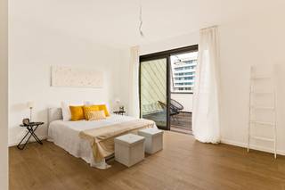 Nieuwbouwappartement met terras vlak bij het Centraal Station

Op de vierde verdieping van een recent opgeleverd, energiezuinig nieuwbouwproject in de levendige Simonsstraat, recht tegenover het Centraal Station, vind je dit moderne appartement van 79,08 m² met een ruim terras van 8,17 m². De ligging — naast het Diamantkwartier, de Zoo en op wandelafstand van de Meir — biedt een unieke combinatie van comfort, bereikbaarheid en stedelijke flair.

De leefruimte is lichtrijk en praktisch ingedeeld, met een open keuken, één slaapkamer, een stijlvolle badkamer, apart toilet en een handige berging. Dankzij de doorgedreven isolatie (E-peil E63) geniet je van een aangenaam binnenklimaat, lage energiekosten én een opmerkelijk stille akoestiek — ideaal voor wie rustig wil wonen midden in de stad.

Het terras biedt een mooi uitzicht op de omgeving en is perfect om buiten te genieten in alle rust, ondanks de bruisende locatie.

Voor dit gebouw geldt het verlaagde btw-tarief van 6%.

Een ideale keuze voor starters, investeerders of stadsliefhebbers die modern en centraal willen wonen.  
Vraag nu de plannen en info aan of plan een bezoek.