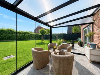 <strong>INSTAPKLARE OPEN BEBOUWING</strong> met <strong>GUNSTIG EPC-LABEL B</strong> en een rustige ligging aan het <strong>PRACHTIGE ENAMEBOS</strong>. Deze energiezuinige gezinswoning combineert comfort, ruimte en een uitstekende bereikbaarheid in een residentiële, <strong>KINDVRIENDELIJKE EN VERKEERSLUWE STRAAT</strong> nabij winkels, scholen en openbaar vervoer, met het historische centrum van Oudenaarde op slechts 4 km afstand. Via de inkomhal met gastentoilet komt u in de lichtrijke leefruimte die naadloos aansluit op de volledig ingerichte keuken. Verder beschikt de woning over een praktische berging/wasplaats en een <strong>INPANDIGE GARAGE</strong>. Op de eerste verdieping bevinden zich <strong>4 VOLWAARDIGE SLAAPKAMERS</strong>, ingerichte badkamer en aparte douchekamer. De zolder, bereikbaar via een trapluik, biedt extra bergruimte. Buiten geniet u van meerdere terrassen met <strong>OOST-, ZUID- EN WESTORIËNTATIE</strong>. De <strong>VERZORGDE TUIN MET TUINHUIS</strong> vormt de perfecte plek om te ontspannen en maakt deze woning tot een ideale keuze voor wie rustig en comfortabel wil wonen in een <strong>GROENE OMGEVING NABIJ OUDENAARDE</strong>.<br /><br />Adres: Dorre Wei 43 te Ename (Oudenaarde)<br /><br />EPC: 184kWh/m², G-score en P-score A, Geen renovatieverplichting van toepassing
