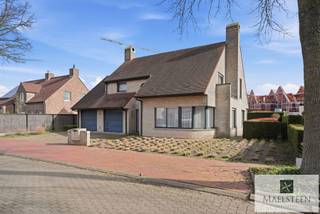 In een doodlopende straat met u een vlotte fietsverbinding naar centrum Brugge en van waaruit u snel op de Expresweg bent, staat deze perfect instapklare woning op een perceel van 624 m². De woning met een bewoonbare oppervlakte van 253 m² werd in het jaar 2000 gebouwd en steeds uitstekend onderhouden. Rondom het huis ligt een functioneel aangelegde tuin met verschillende terrassen waar u van de zon kunt genieten...<br /><br />Samenstelling: Inkom met gastentoilet. Ruime en lichtrijke woonkamer met salon (open haard) en eetplaats. Aparte keuken met ontbijthoek. Vanuit de keuken heeft u toegang naar de wasplaats en de koele berging. Inpandige garage voor 2 wagens. Inpandige tuinberging en een praktisch tuinhuis.<br />Op het verdiep heeft u 4 slaapkamers en een heel ruime badkamer (douche, ligbad, toilet,...). Grote zolder(s). Inpandige tuinberging en tuinhuis.<br /><br />EPC C - 204kWh/m² <br />Mobi-score 9/10<br /><br />Neem zeker contact op met al uw vragen of om uw persoonlijke afspraak (7/7) vast te leggen: 0478 93 72 00 of maxime@maelsteen.be