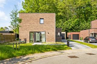 - Schrijf je in voor het bezoekmoment op zaterdag 30/05 via onze website:<br />https://benjaminverkoopt.be/panden/recente_villa_met_3_slaapkamers-garage_en_zonnige_tuin_op_een_rustige_ligging_bij_ieper-centrum/<br />- Recente villa (bouwjaar 2021)<br />- Rustige ligging nabij het centrum van Ieper: Lehrtelaan 10<br />- Lichtrijke leefruimte met open keuken<br />- Bureauruimte<br />- Zonnige tuin met terras (zuidwestgericht)<br />- Grote garage met ruime oprit<br />- Badkamer met ligbad, dubbele wastafel en inloopdouche<br />- 3 slaapkamers<br />- Uitstekend EPC: 134 kWh/m²/jaar, label B, UC: 3872715<br />- Conforme elektriciteit<br />- 16,2 m² zonnepanelen<br />- Richtprijs: € 499.000