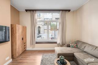 Op zoek naar een betaalbare, centraal gelegen woonst aan de Belgische kust? Dit gerenoveerde gelijkvloersappartement in de Consciencestraat 41 biedt een aangename combinatie van comfort en een bijzonder centrale ligging.<br /><br />Bij binnenkomst wordt u verwelkomd in de inkomhal, die leidt naar de leefruimte aan de voorzijde van het appartement. Dankzij de hoge plafonds geniet deze ruimte van een aangenaam gevoel van openheid. Verder beschikt de eigendom over een slaapkamer, een praktische keuken met eethoek en een badkamer met douche, wastafel en toilet. Het appartement werd volledig gerenoveerd en is dan ook een interessante keuze voor wie zonder grote werken wil starten.<br /><br />De ligging in het centrum van Blankenberge is een absolute troef. Vanuit de Consciencestraat bereikt u op wandelafstand de zeedijk, het strand, winkels, horeca en alle dagelijkse voorzieningen. Een ideale opportuniteit voor wie de vastgoedmarkt aan de kust wil betreden, als vaste woonst of tweede verblijf.<br /><br />Interesse in dit appartement te koop in Blankenberge? Vraag vandaag nog je bezoek aan via Immo Francois Blankenberge.<br /><br />Denk je eraan om je woning in Blankenberge te verkopen? Neem vrijblijvend contact op met Iben van Immo Francois in Blankenberge voor een gratis schatting via iben@immofrancois.be.<br /><br />